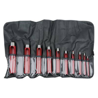 Un ensemble de neuf emporte-pièces rouges de différentes tailles, rangés dans un sac en tissu noir.