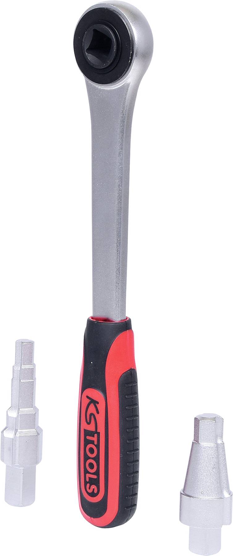 Clé à cliquet avec poignée rouge et noire, flanquée de deux embouts de différentes tailles, sur fond blanc.