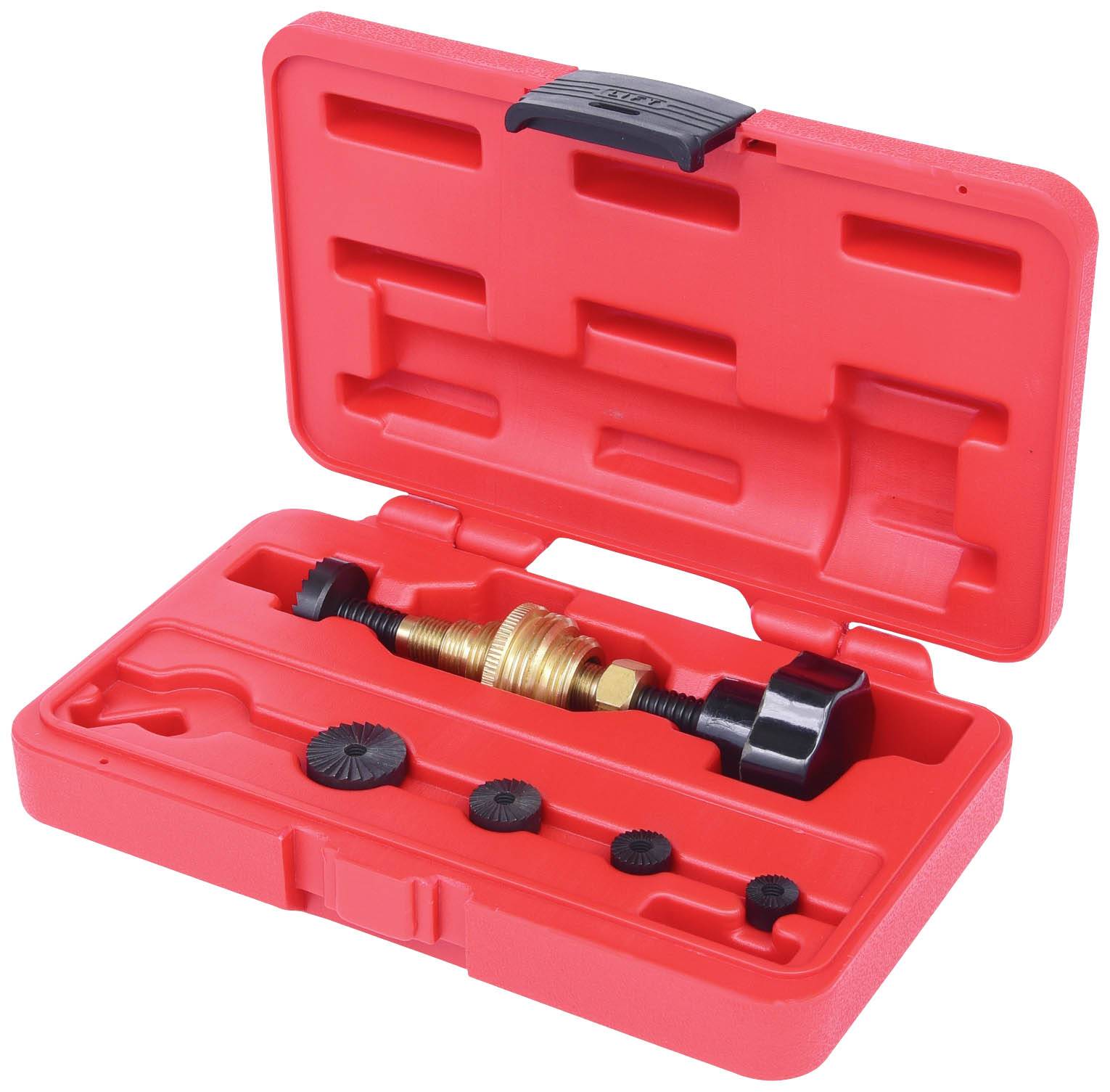 Coffret à outils rouge avec couvercle ouvert, contenant quatre accessoires et un outil plus grand avec une poignée noire.