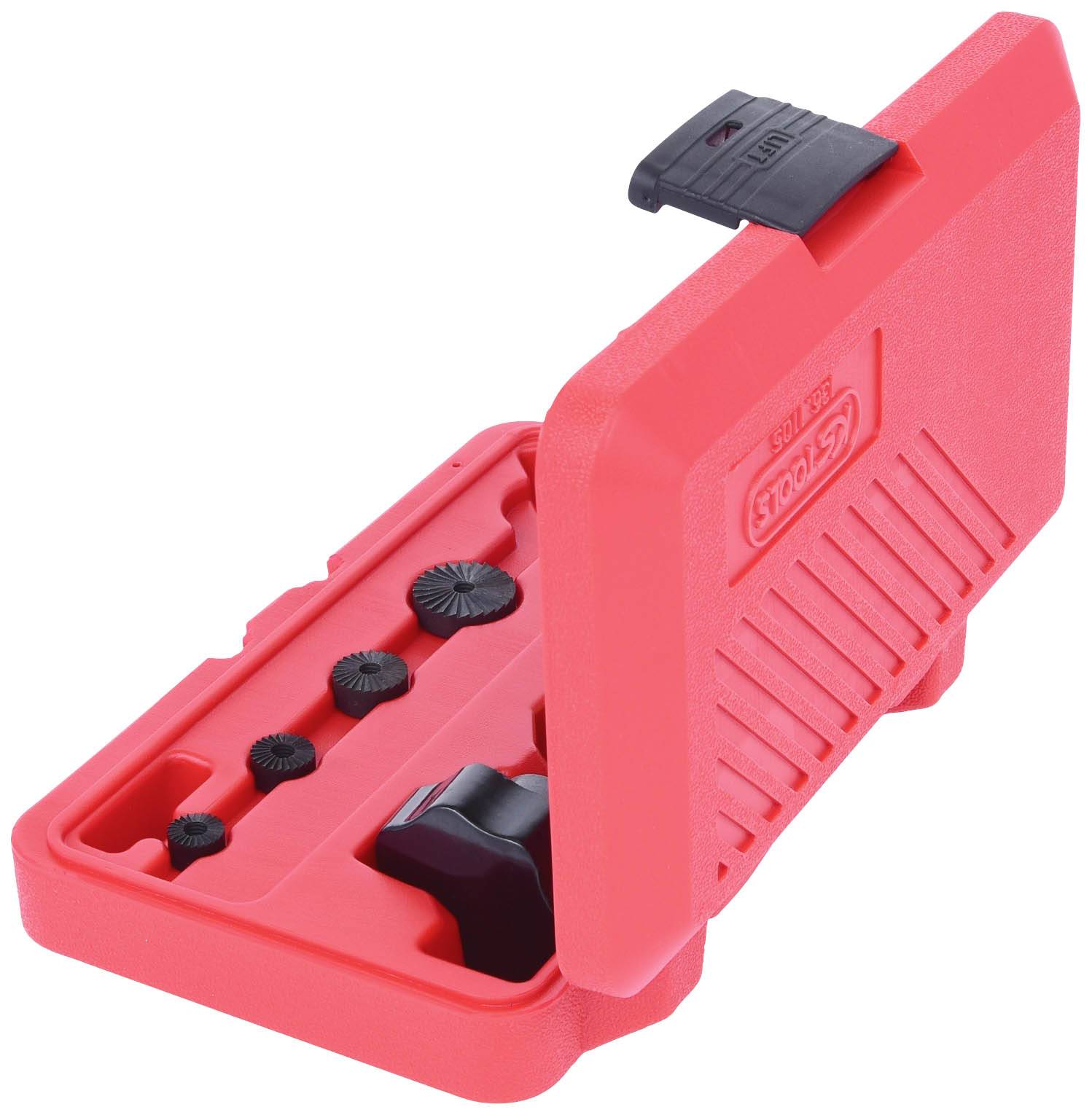 Un étui en plastique rouge ouvert contenant plusieurs embouts d'outils. L'étui est muni d'un capuchon de fermeture noir et présente une surface texturée.