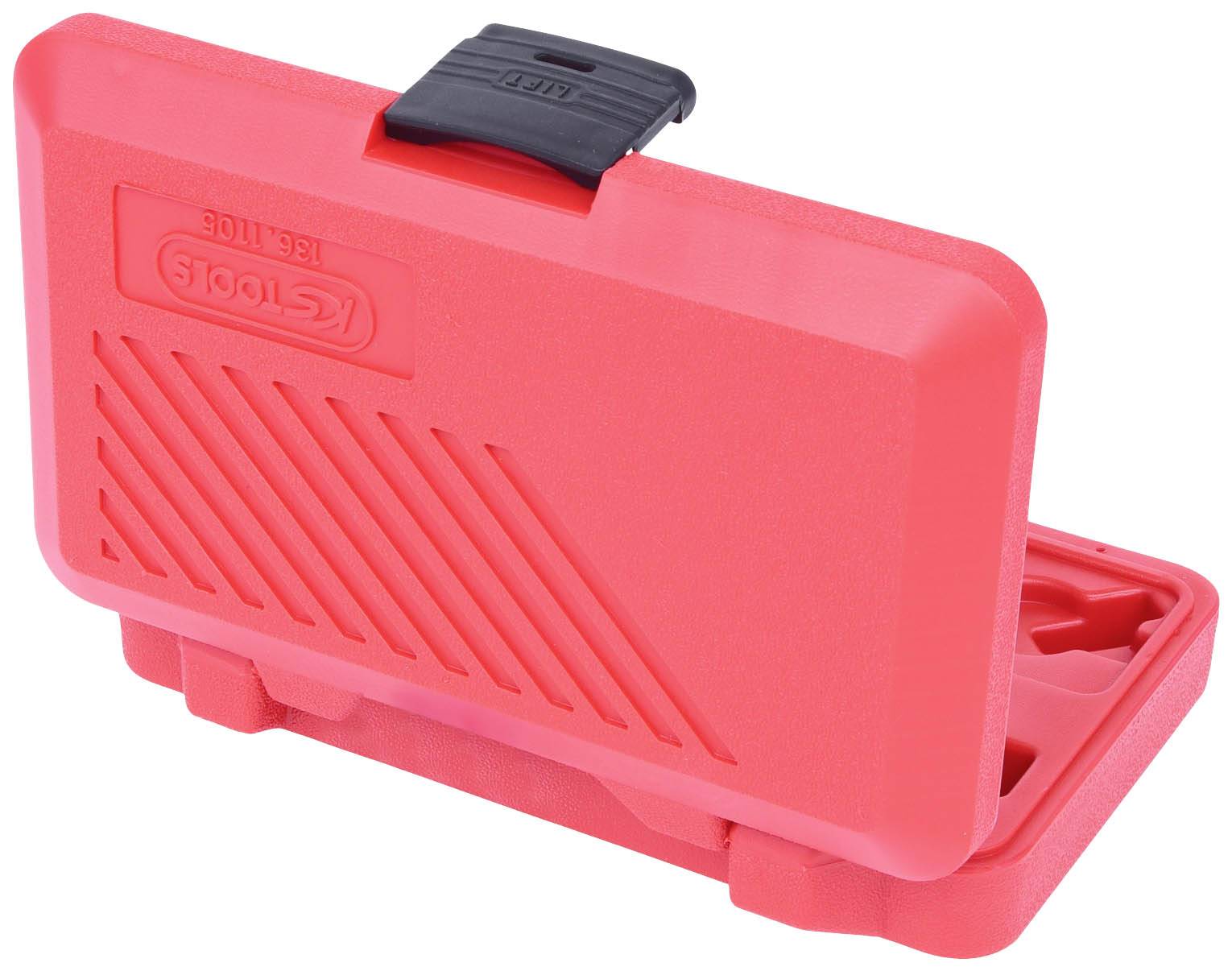 Une valise rouge avec une fermeture noire, ouverte. Contient des compartiments pour outils, la marque 'Kstools' est visible sur l'extérieur.