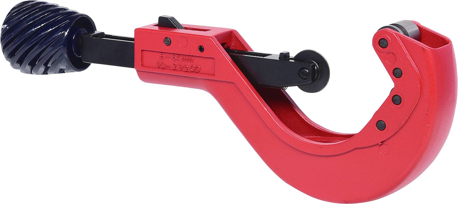 Un coupe-tube rouge avec une poignée et une lame noires, adapté pour couper des tuyaux en métal ou en plastique.