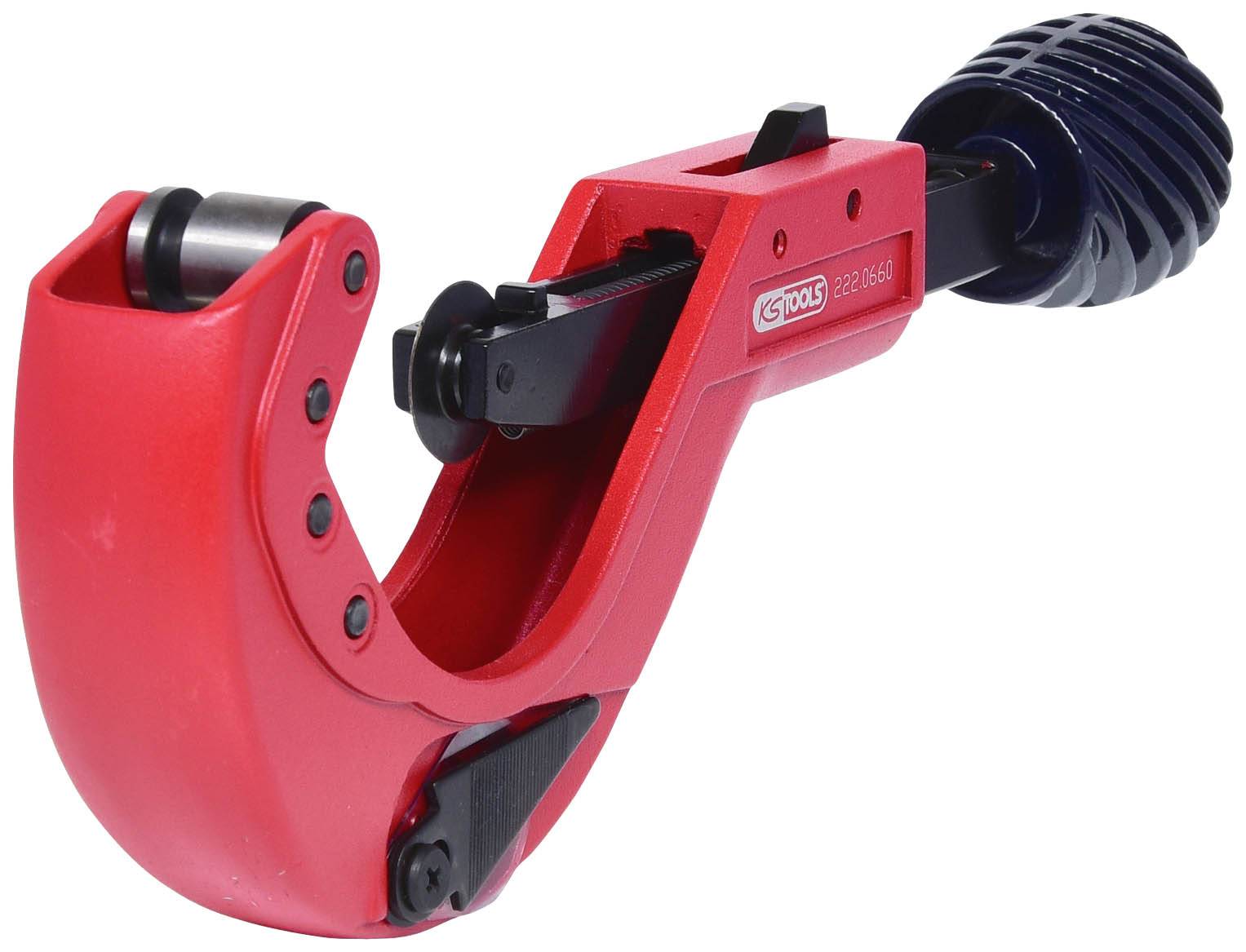 Coupe-tube rouge avec poignée noire, utilisé pour couper précisément des tuyaux métalliques.