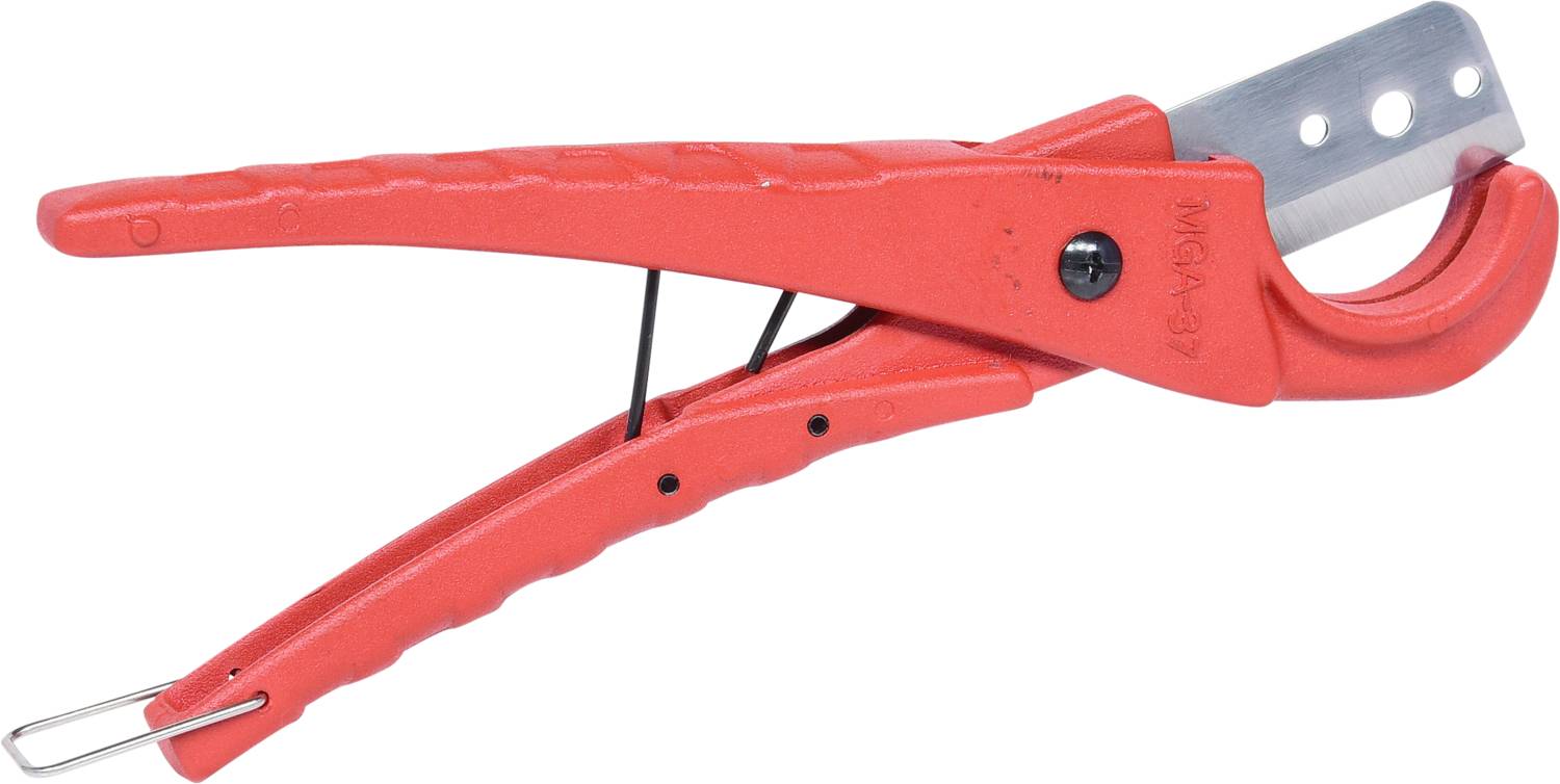 Ciseau à tuyaux rouge pour la coupe de tuyaux en plastique, avec poignée ergonomique et lame en acier, sur fond blanc.