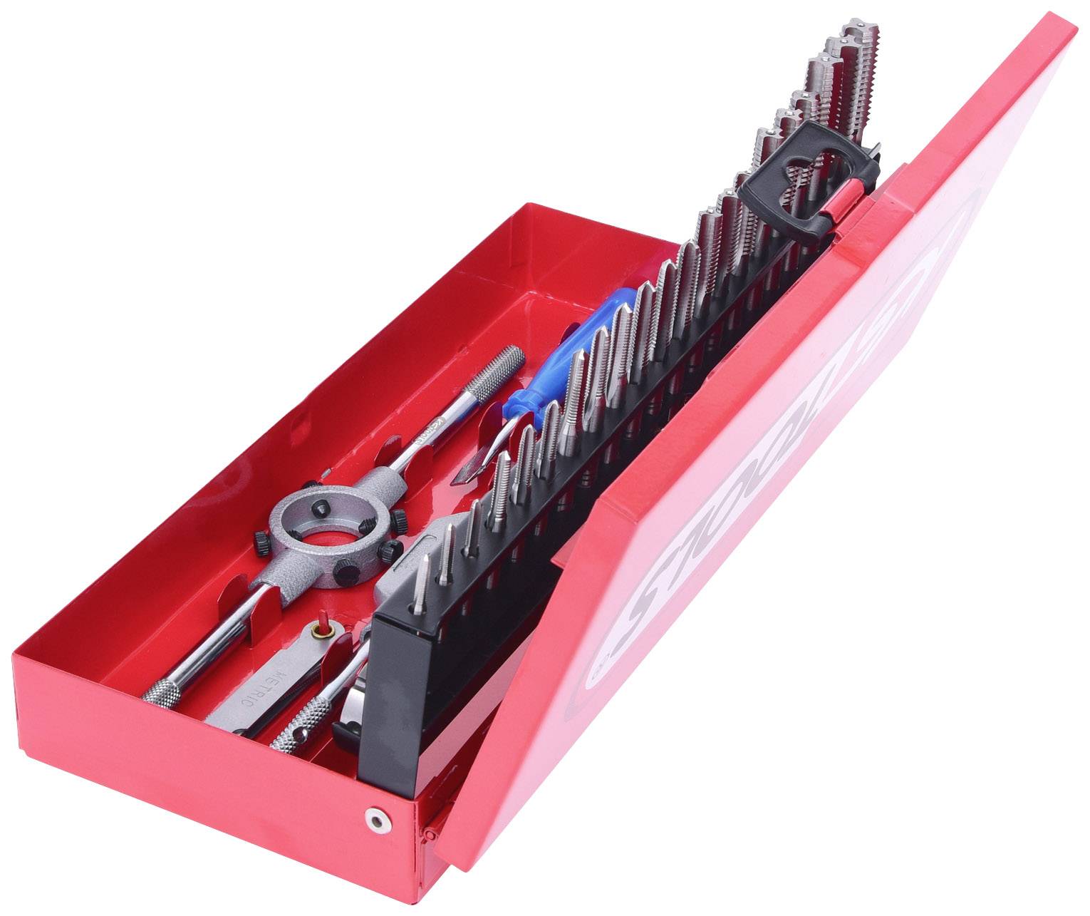Boîte à outils rouge ouverte contenant divers outils, dont un jeu de tarauds, un porte-cliquet et un tournevis.