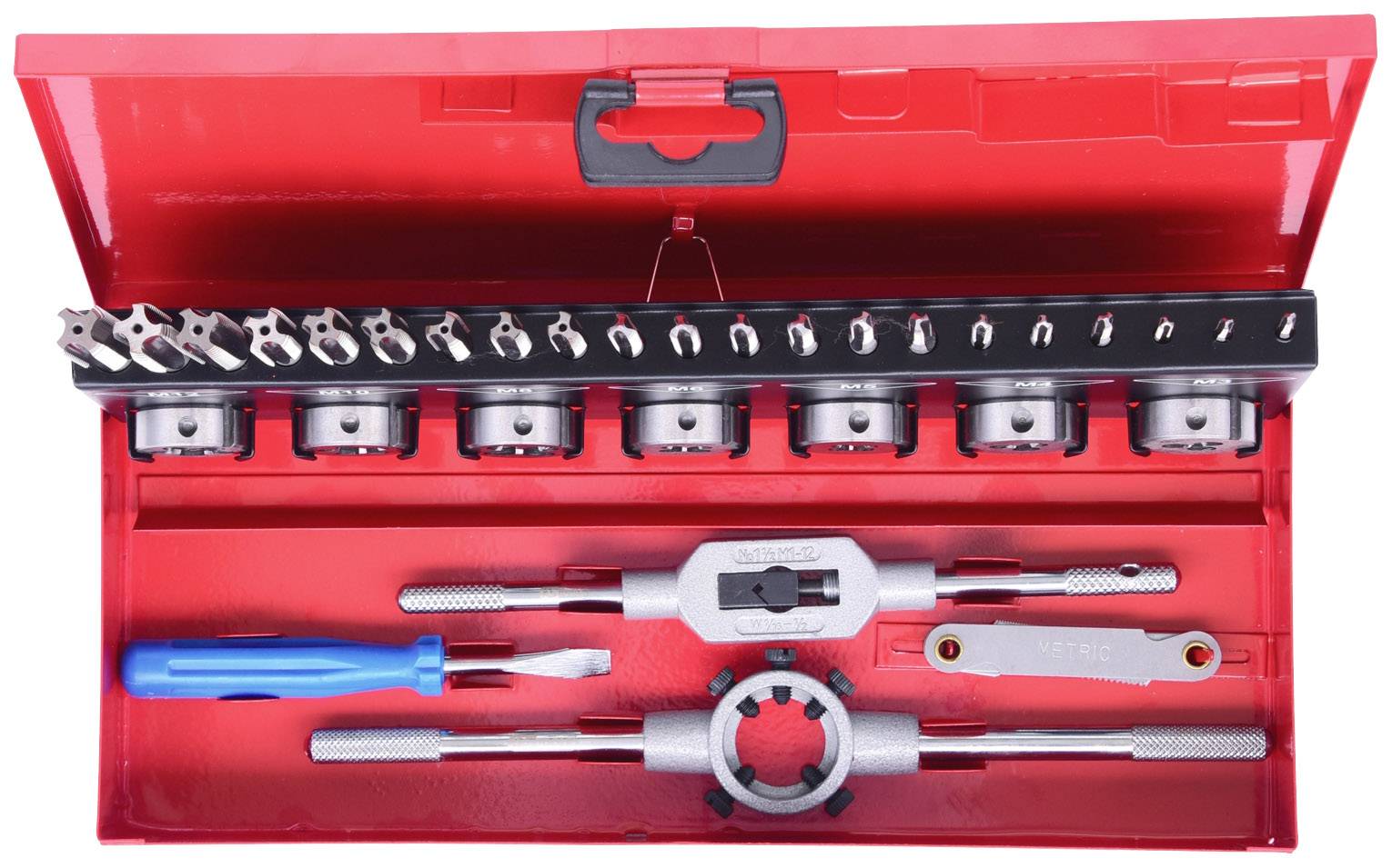 Une boîte à outils rouge contenant des outils de filetage, comprenant un coupe-boulons, des filières et un tournevis bleu.