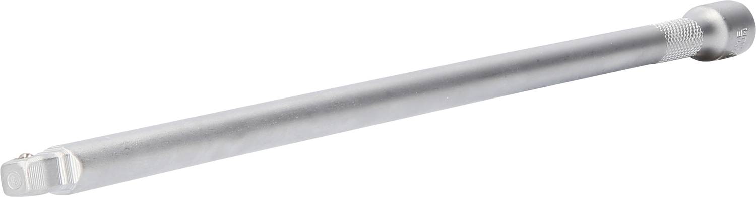 Une tige métallique argentée, probablement une rallonge pour l'utilisation d'outils, est posée sur un fond blanc.
