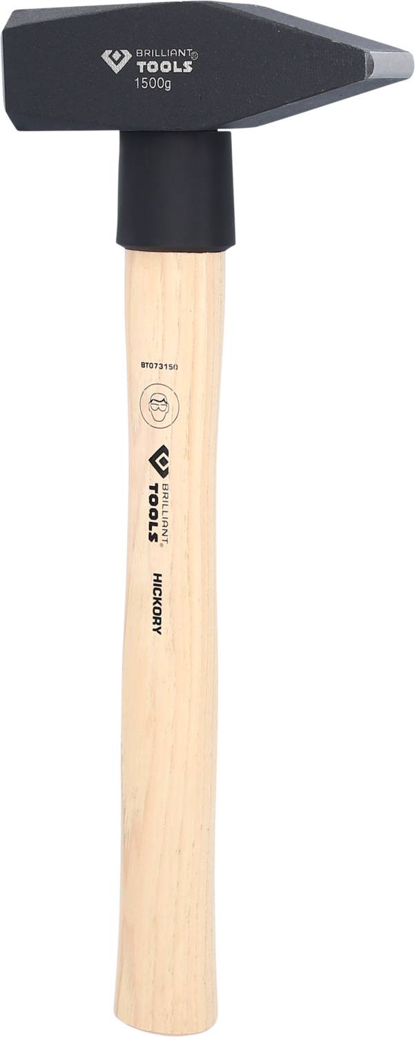 Un marteau avec manche en bois, pesant 1500 g. La tête est noire et dispose d'un côté pointu pour des travaux précis.
