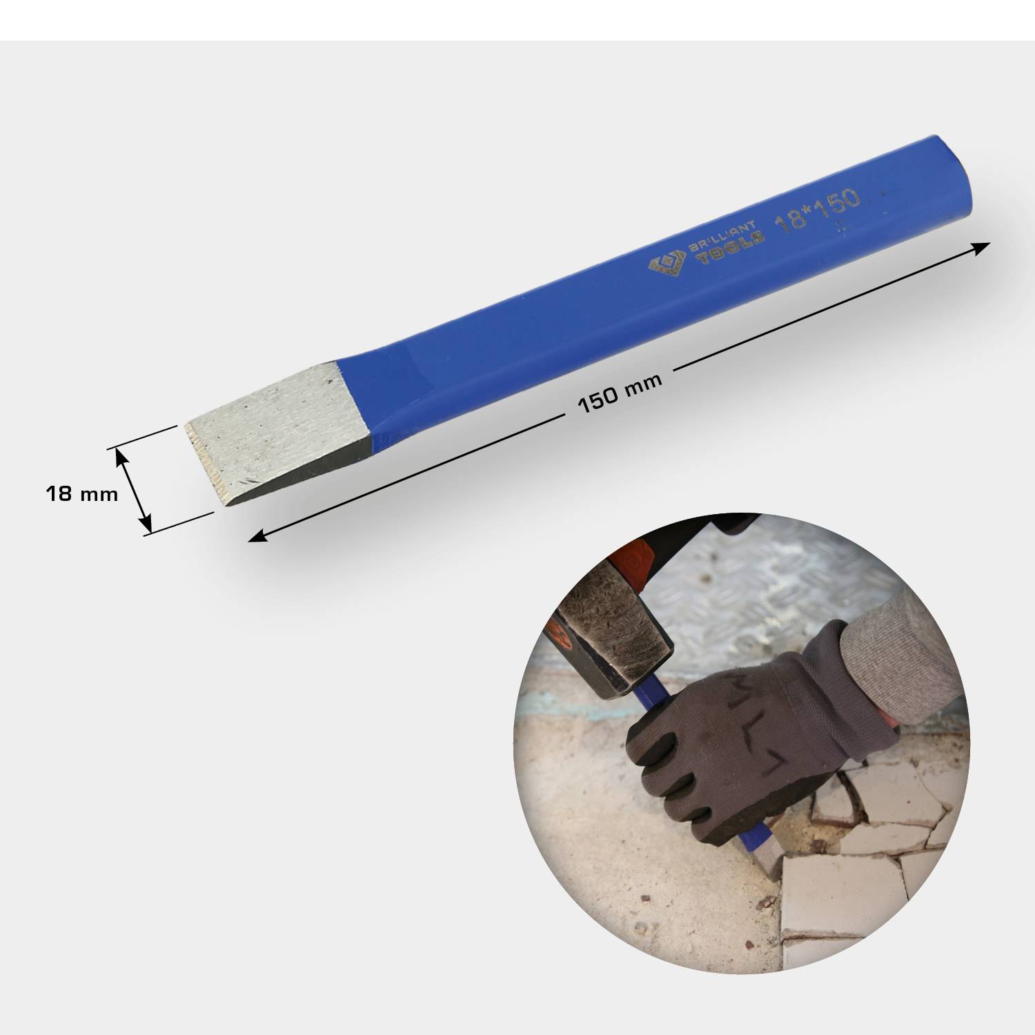 Un burin bleu de 18 mm x 150 mm est utilisé pour enlever des carreaux d'une surface. Une main tient le burin.