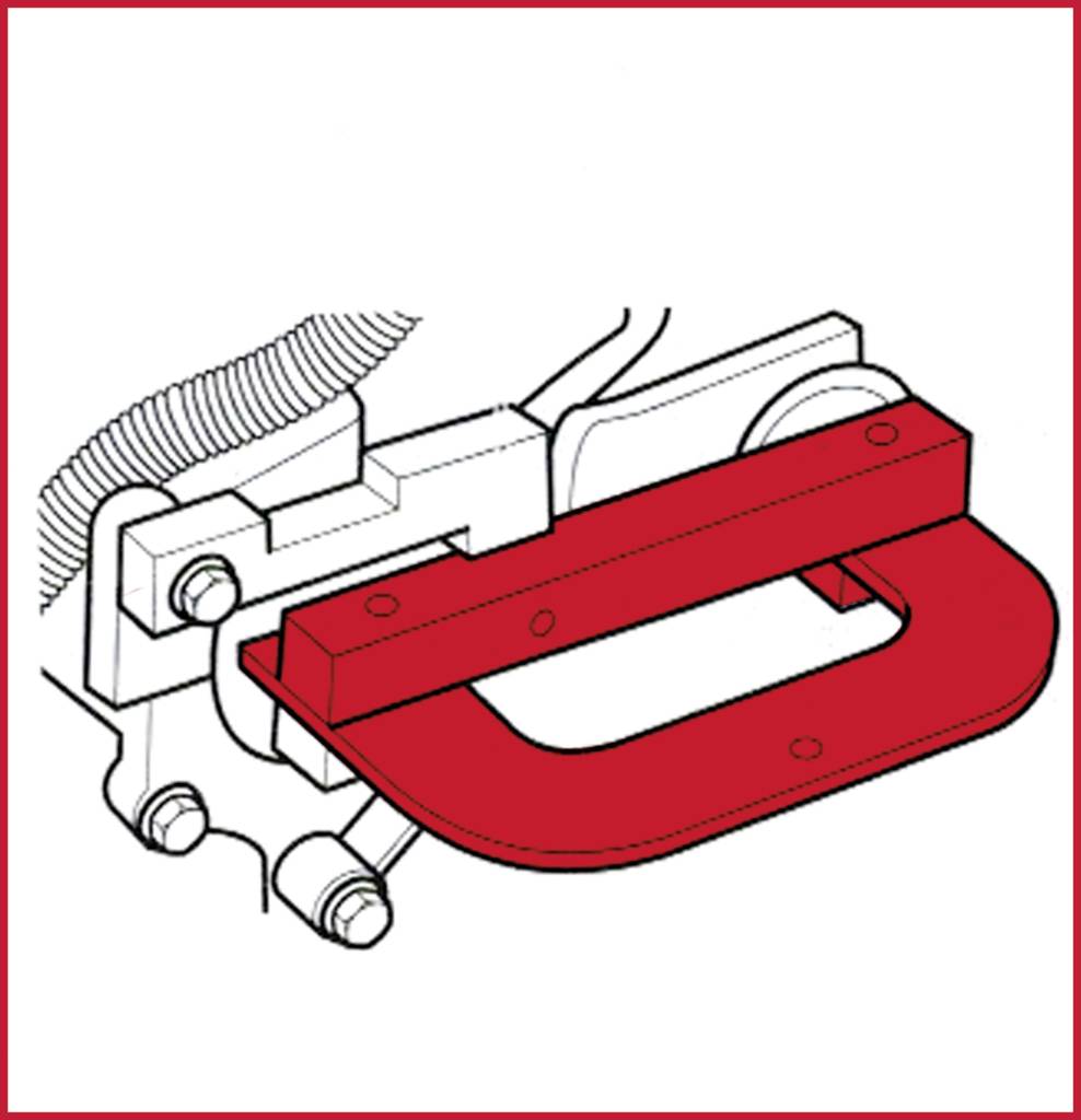 Pince rouge fixée à un élément mécanique, représentée dans un dessin technique. Montre les éléments de connexion et les vis.