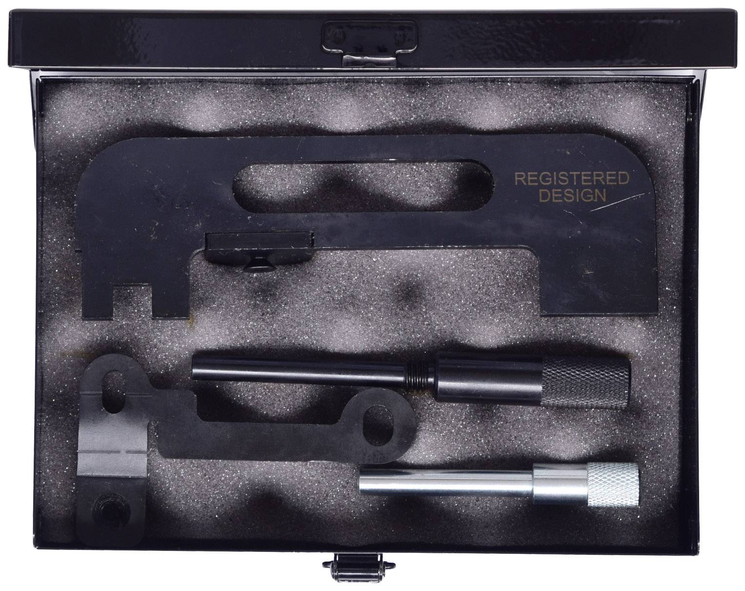 Une valise noire contient des outils métalliques spécialisés, soigneusement conservés dans un support en mousse matelassée.