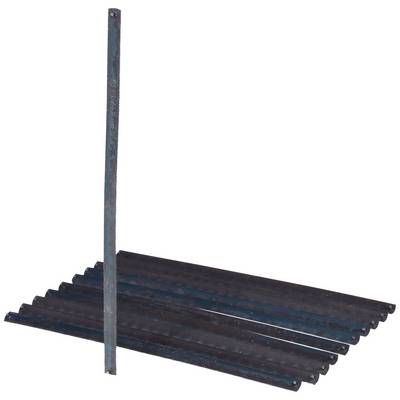 Un cornière en acier, en profilé en T, repose sur une tôle métallique ondulée. Adapté aux applications de construction et au support structural.