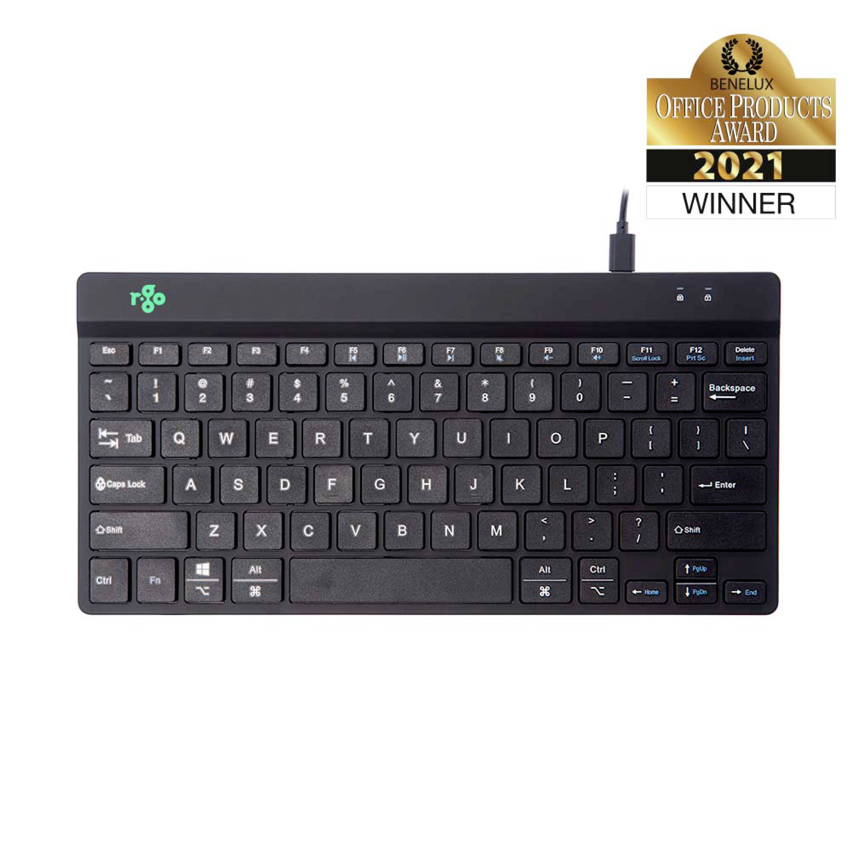 Un clavier USB noir avec marquage en allemand. En haut à droite se trouve un logo indiquant la distinction « Prix Benelux des Produits de Bureau 2021 ».