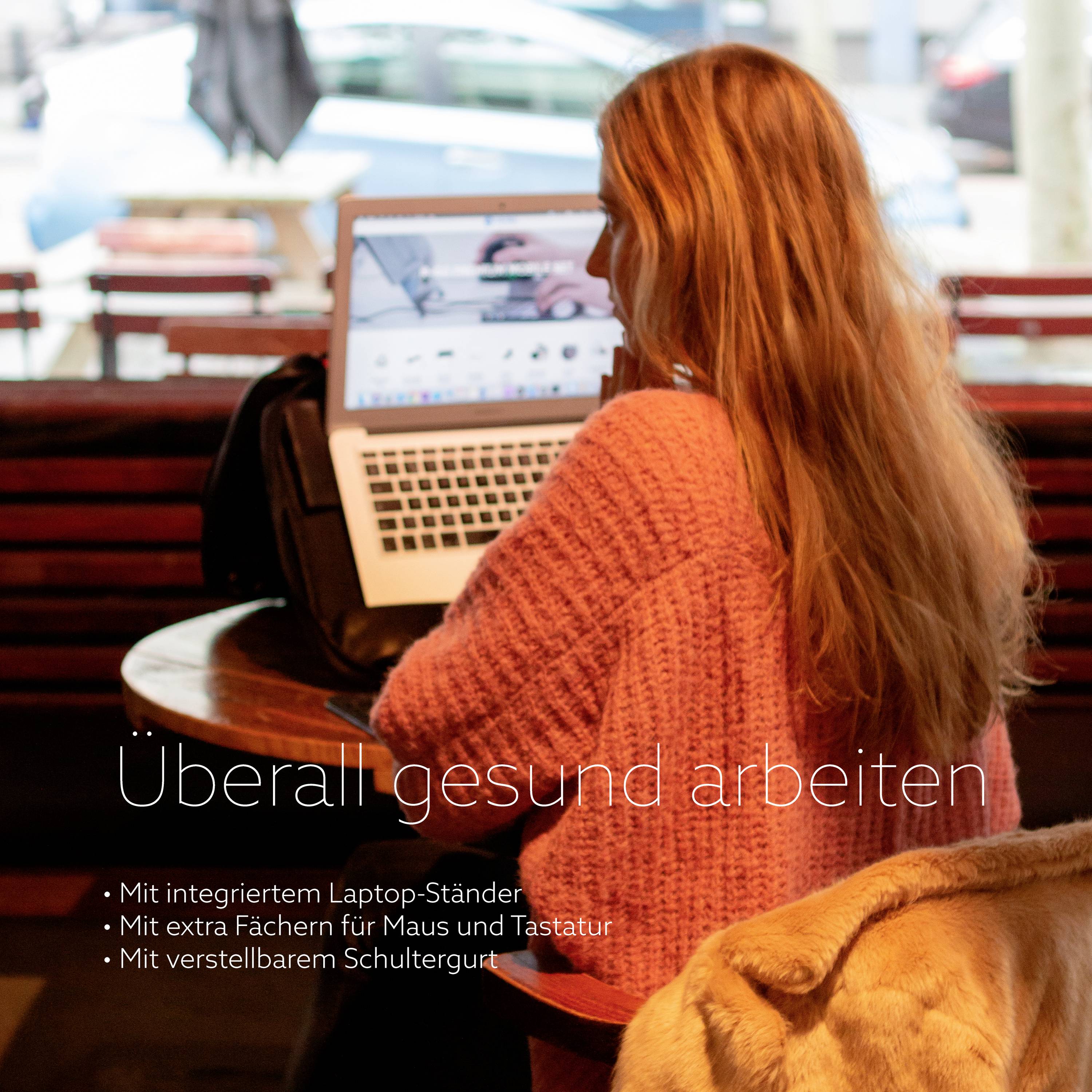 Une personne est assise dans un café avec un ordinateur portable. Texte dans l'image : « Travailler en bonne santé partout » avec des indications sur le support pour ordinateur portable et ses accessoires.