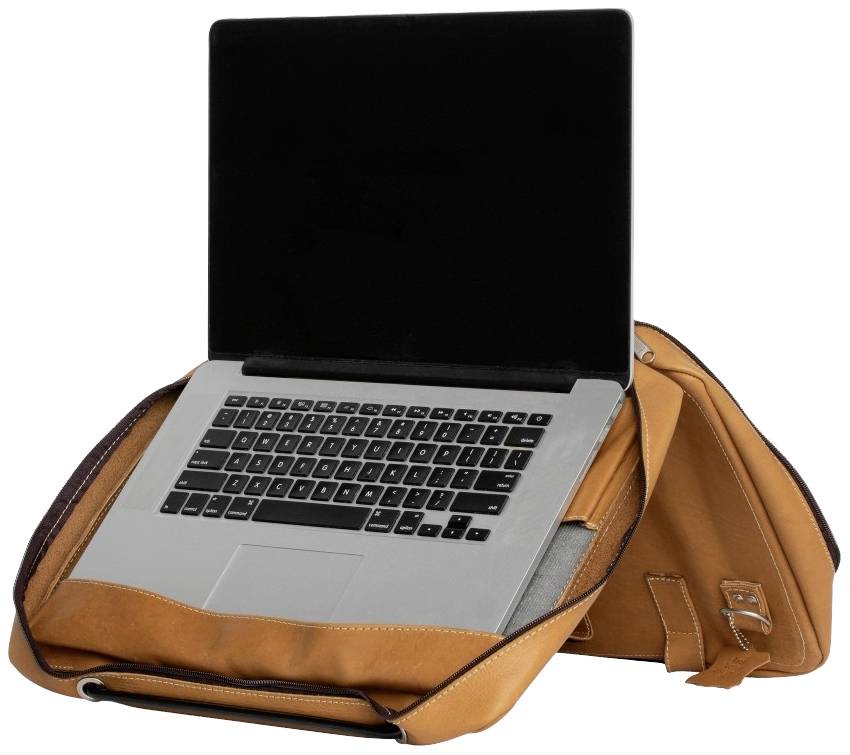 Ordinateurs portables dans un sac en cuir marron ouvert, prêts à travailler.