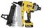 Cloueur à batterie jaune et noir de la marque DeWalt, modèle XR, avec support de clous amovible.