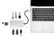 Hub USB-C connecté à un ordinateur portable, relié à des cartes SD, des clés USB et un câble Ethernet. Permet plusieurs options de connexion.