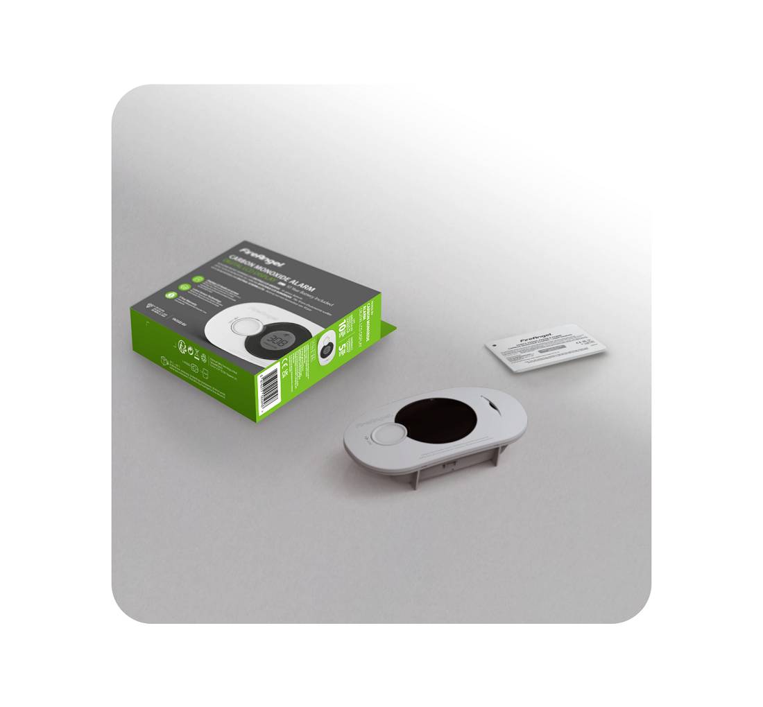 Un test en boîte et des bandelettes de test à côté d'un appareil de mesure électronique blanc sur une table.