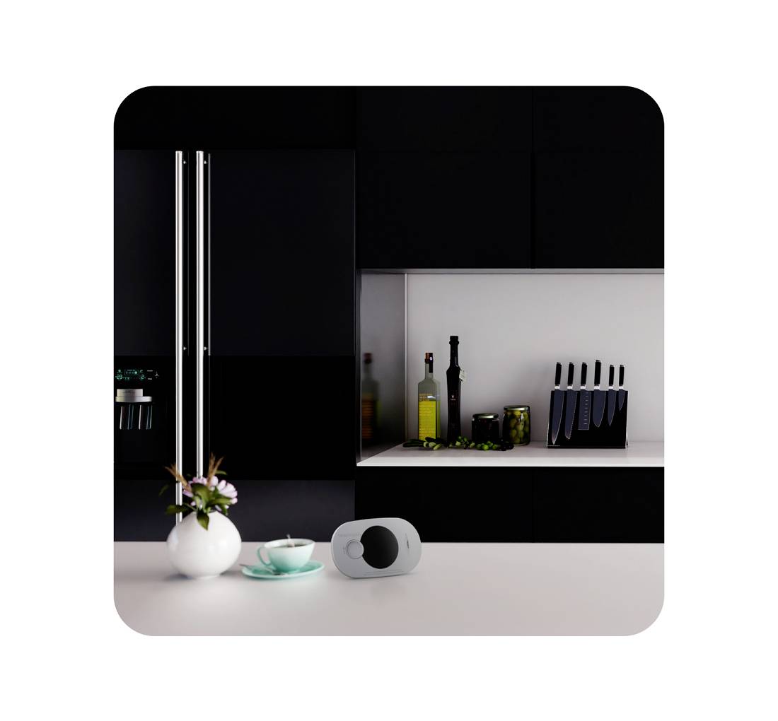 'Placard de cuisine moderne noir avec un tiroir ouvert contenant un bloc de couteaux et des boîtes à épices. Plan de travail blanc avec une tasse, une théière et de la décoration.'