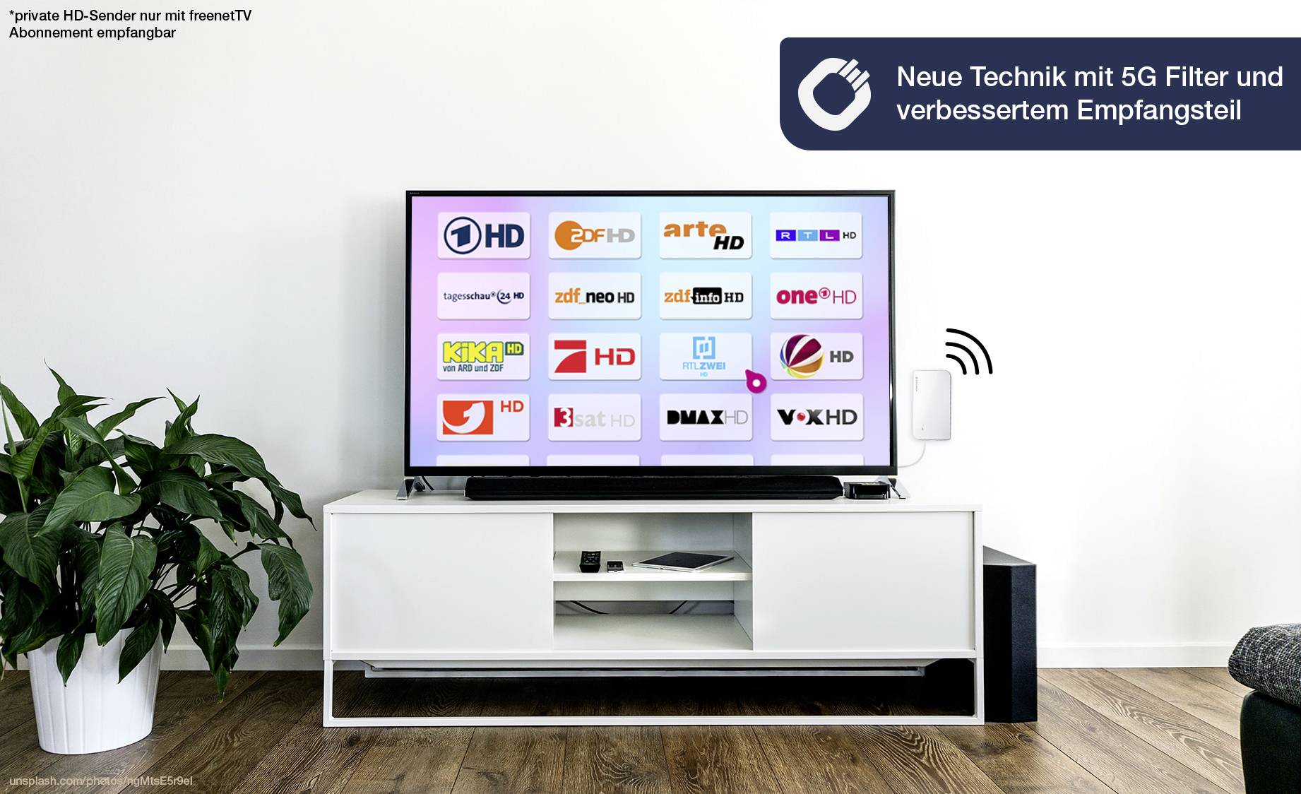 Un téléviseur à écran plat affiche des logos de chaînes de télévision sur un meuble TV blanc. Un encadré en haut à droite fait la promotion d'une nouvelle technologie avec un filtre 5G.