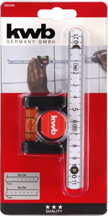 Emballage contenant un ensemble de mini-niveau à bulle et de mètre ruban. Montre un niveau à bulle sur un mur carrelé. Idéal pour des mesures précises.