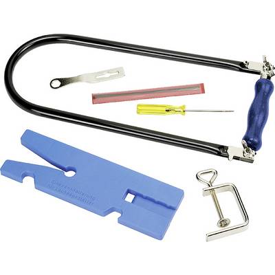 Un ensemble de scie à métaux comprenant une scie à métaux, une clé à molette, un tournevis, un support en plastique bleu et un serre-joint.