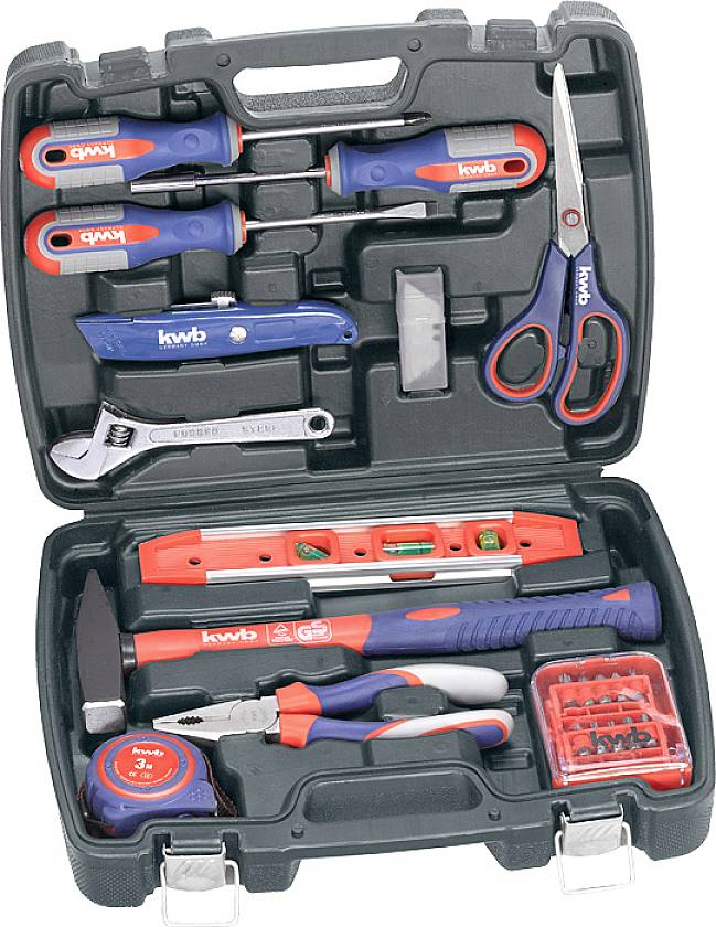 Une boîte à outils ouverte contenant divers outils manuels tels que tournevis, ciseaux, pince, niveau à bulle et marteau.