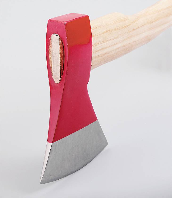 Une hache à tête en bois avec un métal rouge et une lame tranchante, fixée à un manche en bois.