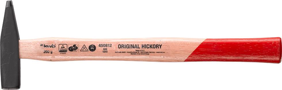 Un marteau avec un manche rouge et une tête noire. Sur le manche, il est inscrit : 'Original Hickory, 200 g'.