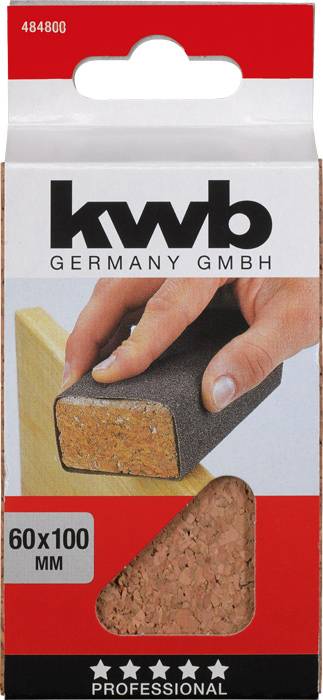 'Éponge abrasive 60x100 mm de kwb Germany GmbH, adaptée au travail du bois. Présentée dans un emballage rouge avec une utilisation manuelle sur du bois.'