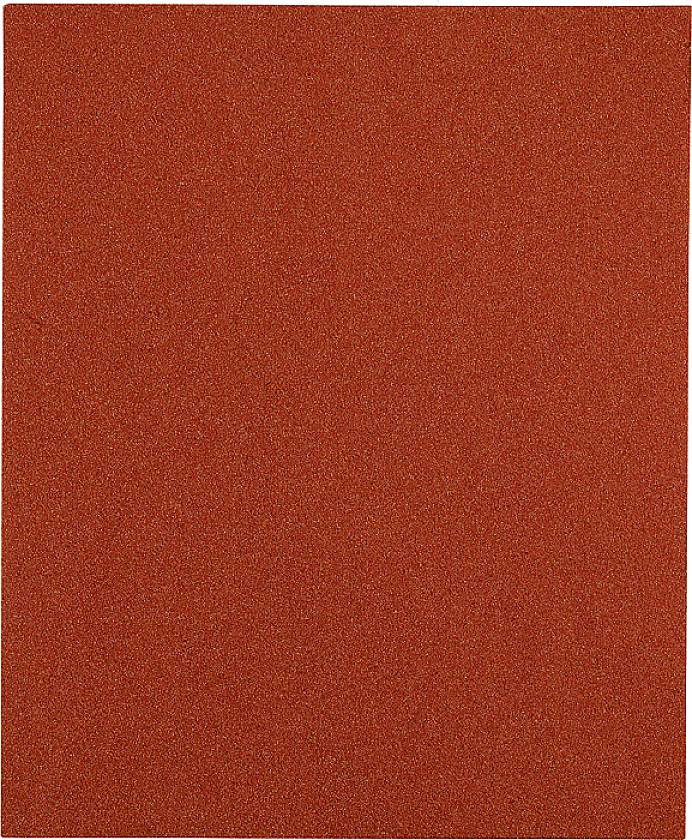 Une feuille rectangulaire de papier de verre rouge à la texture granulée uniforme, communément utilisée pour poncer des surfaces.