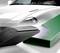 Gros plan d'une voiture blanche avec un capot brillant et lisse. Au premier plan, on peut voir un profilé métallique noir et un profilé métallique vert.