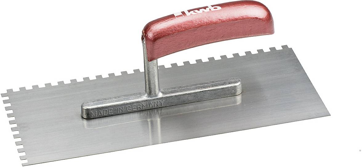 Truelle en métal avec poignée rouge, forme rectangulaire, dentelée sur deux côtés. Adaptée à l'application de mortier ou de colle à carrelage.