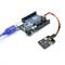 Carte Arduino Uno avec un capteur connecté et un câble USB. Le capteur présente des symboles de lumière et de température, indiquant sa fonction.