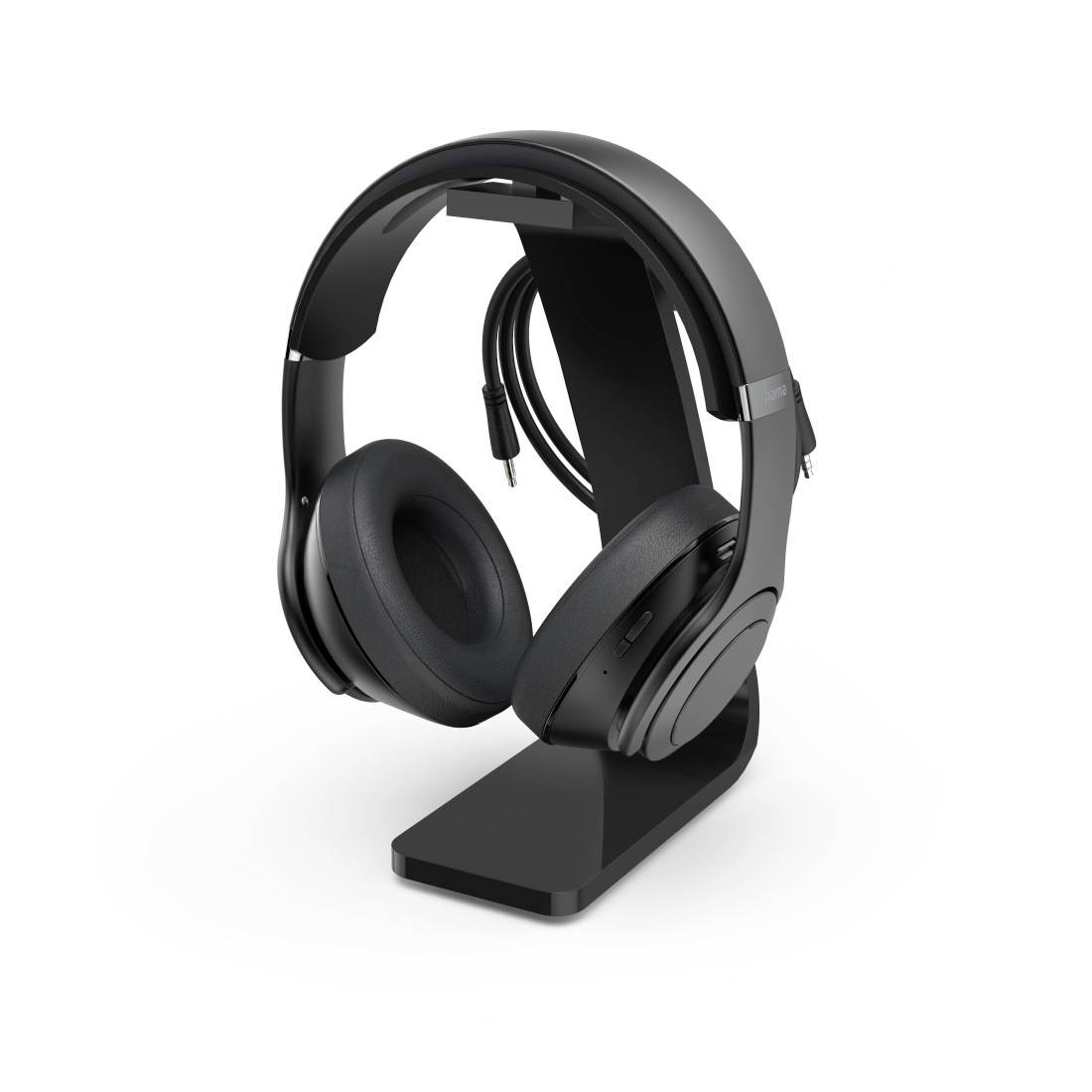 Des écouteurs noirs sur un support noir, vus de côté. Un câble est enroulé autour du support.