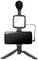 Un smartphone est monté sur un trépied, équipé d'un microphone et d'un éclairage LED, idéal pour les enregistrements vidéo.