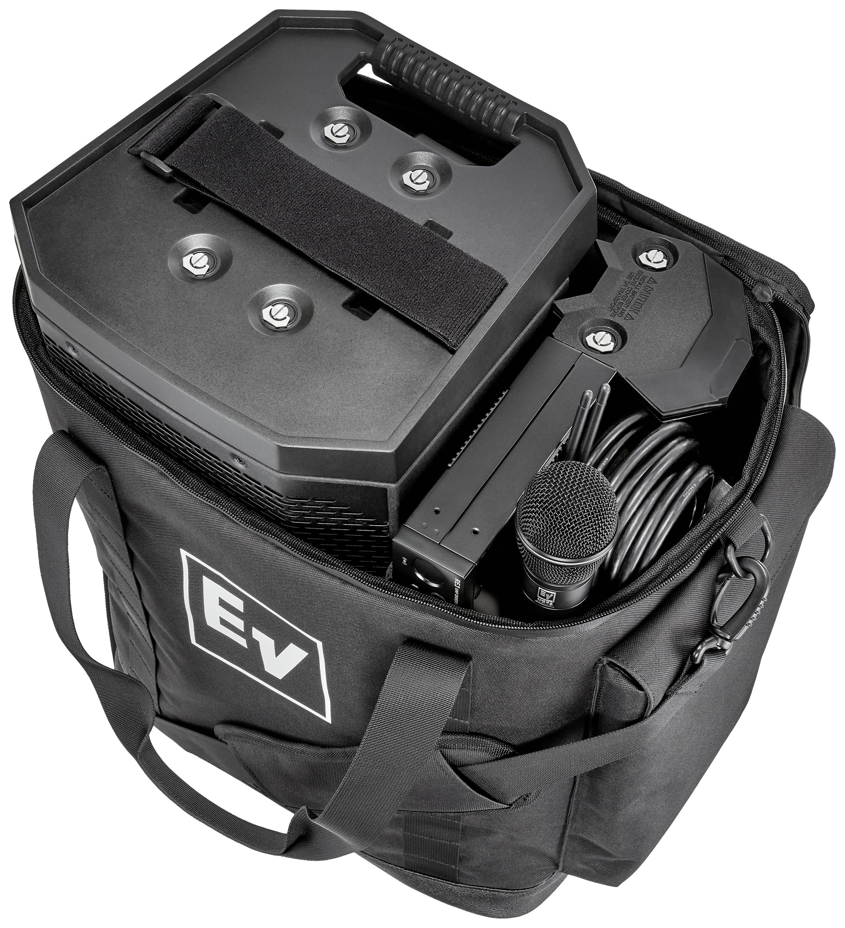 Un système de haut-parleurs portable dans un sac, avec un microphone et des câbles, prêt à être transporté ou utilisé lors d'événements.