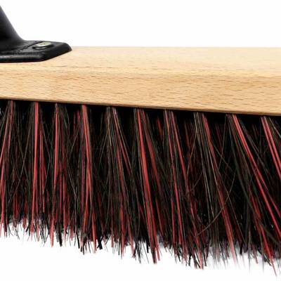 Gros plan d'un balai à manche en bois et poils noirs. Idéal pour une utilisation sur des surfaces dures ou en extérieur.