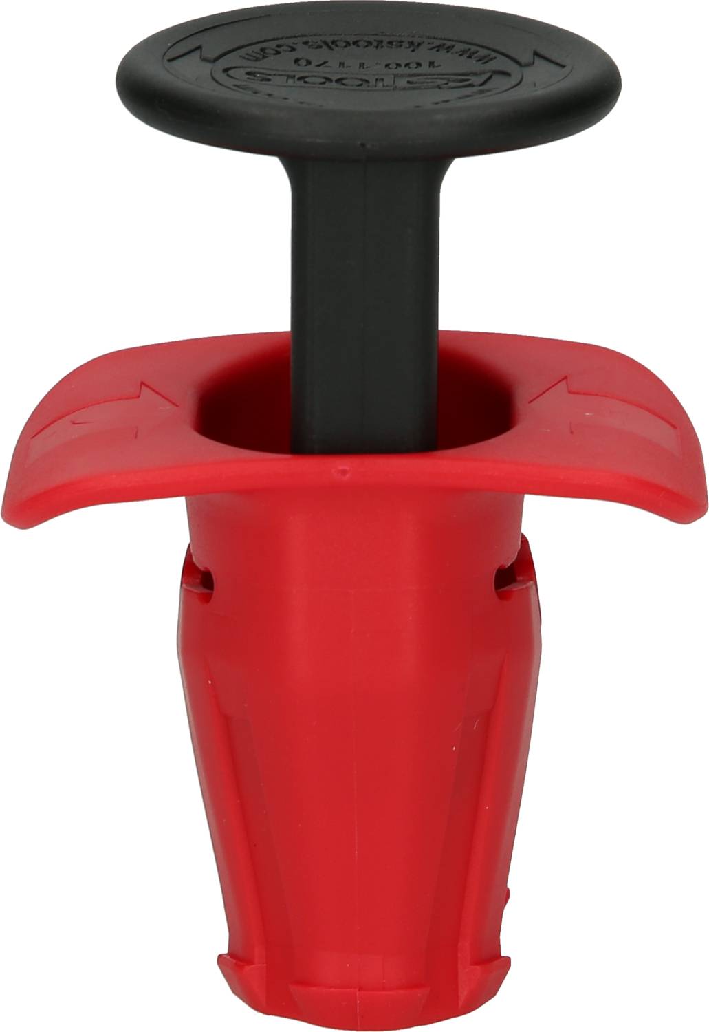 Un outil rouge, conique, avec une poignée noire, utilisé pour enlever les mauvaises herbes du jardin.