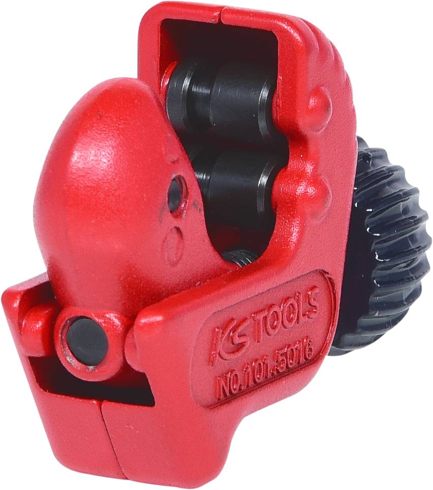 Un coupe-tube rouge avec poignée noire, pince adaptée pour couper précisément des tuyaux métalliques.