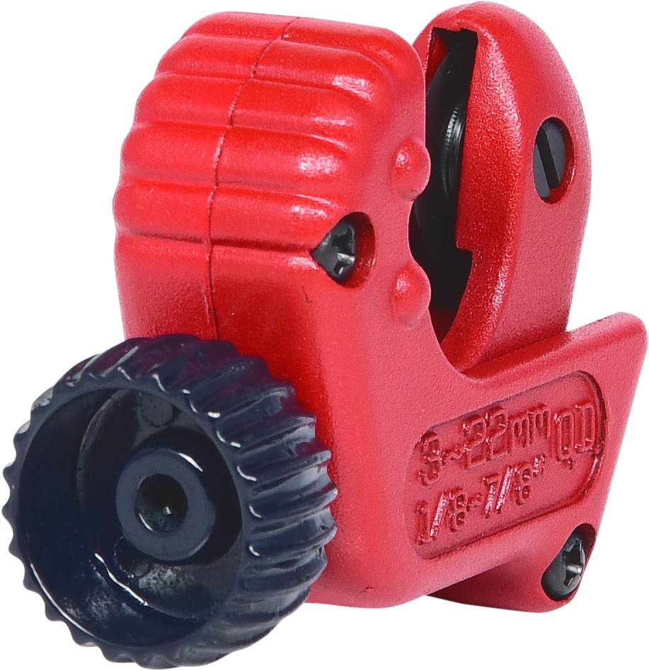 Un coupe-tube rouge avec un mécanisme de rotation noir, adapté pour couper des tuyaux, est posé sur un fond blanc.