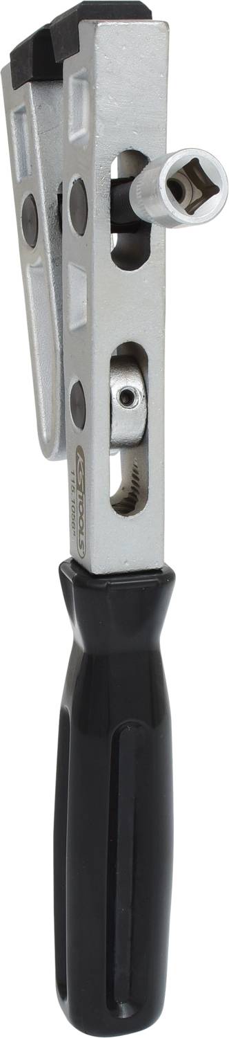 Clé à molette à poignée noire, tête argentée et articulation rotative permettant un vissage flexible.