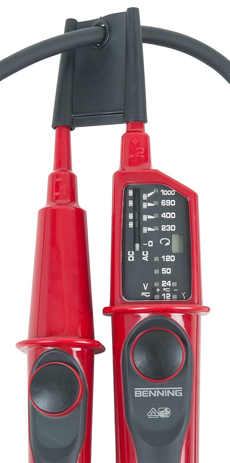 Testeur de tension rouge avec affichage numérique, indique les niveaux de tension en volts de 12 à 690. Deux pointes de mesure en haut, marque 'Benning'.