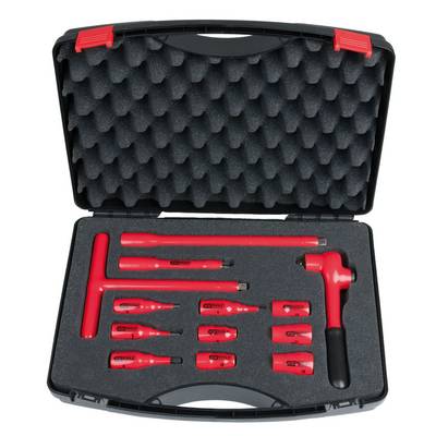 Une boîte à outils ouverte contenant des outils isolés rouges tels qu'un marteau, un manche de tournevis et différents embouts, disposés sur un fond en mousse.