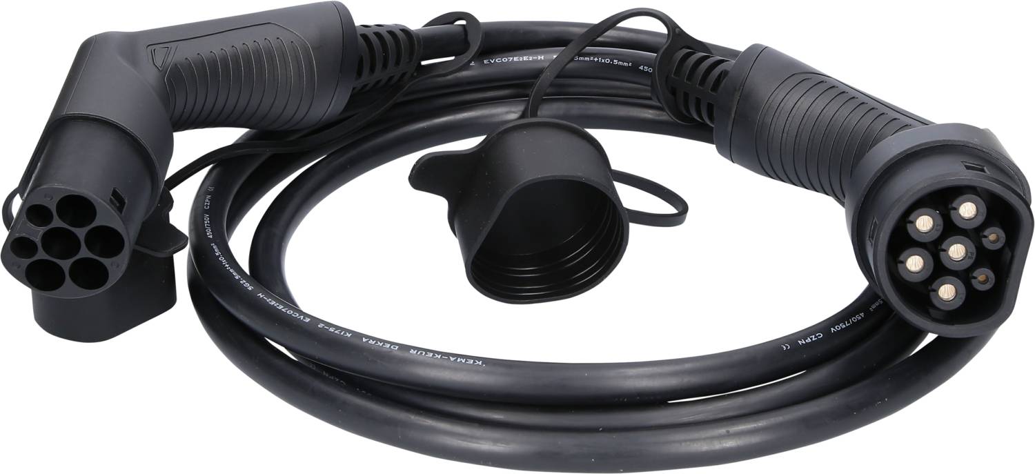 Un câble de charge noir pour véhicules électriques avec deux connecteurs. Adapté pour la connexion entre le véhicule et la station de recharge.