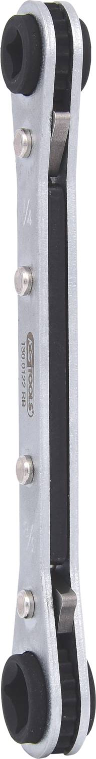 Une clé à cliquet réversible en argent avec plusieurs tailles de douilles différentes aux extrémités, destinée aux travaux mécaniques.