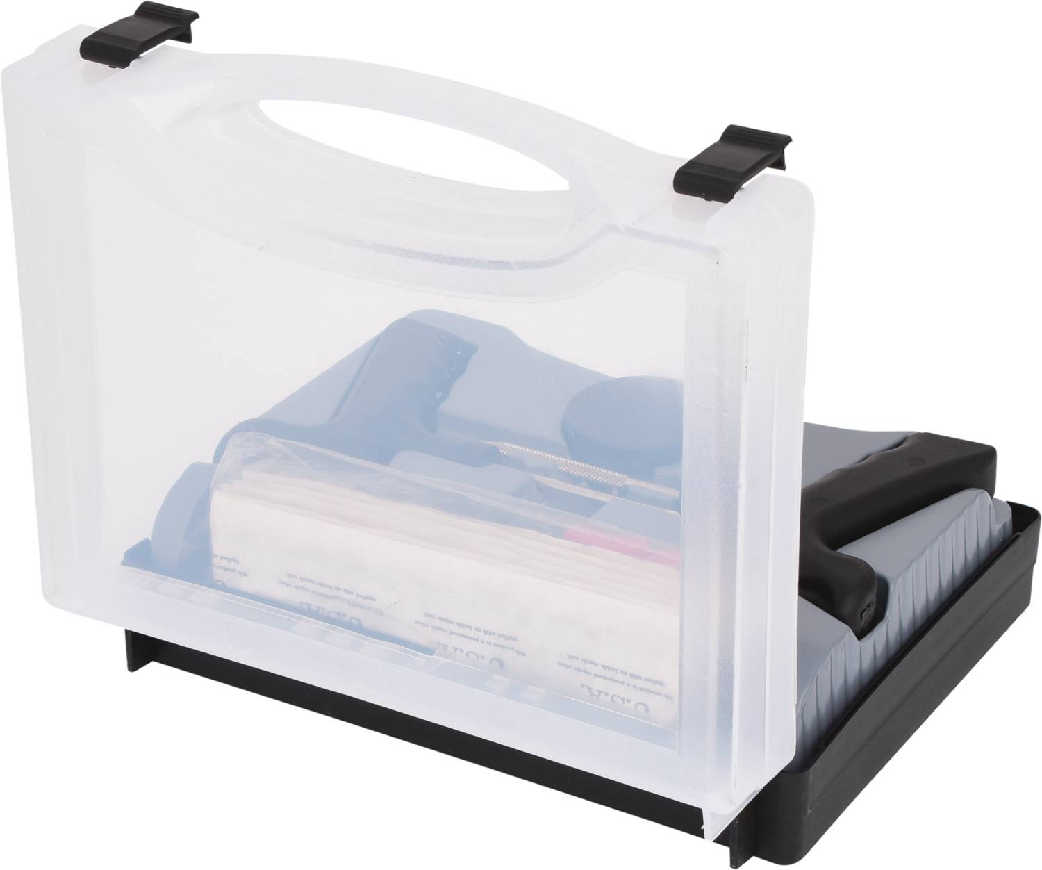 Une boîte en plastique transparent avec une poignée de transport, remplie d'un ensemble d'outils à main, comprenant un marteau et des clous.