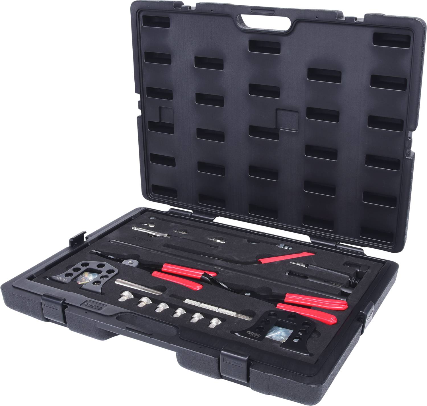 Coffre à outils noir ouvert contenant divers outils, notamment des pinces aux poignées rouges et des pièces métalliques, rangés méthodiquement dans des compartiments.