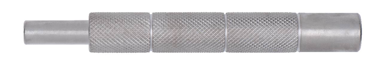 Un outil cylindrique métallique aux surfaces rainurées pour une meilleure prise, posé horizontalement sur un fond blanc.