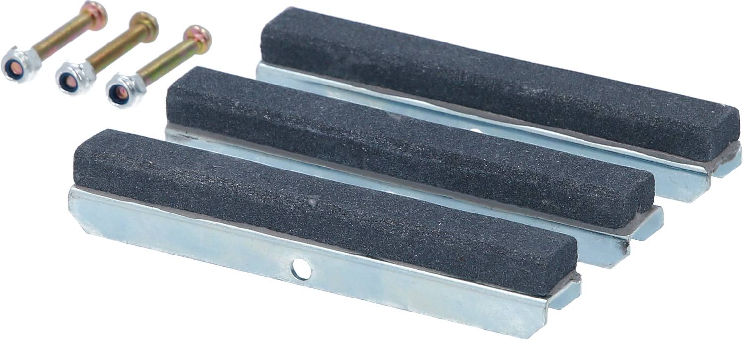 Quatre plaquettes de frein et trois boulons avec écrous, posés sur une surface claire. Les plaquettes de frein sont rectangulaires et noires.